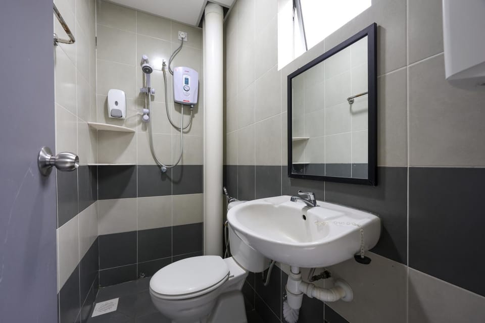 Shower, Toilet, Bathroom, bidet, towels
