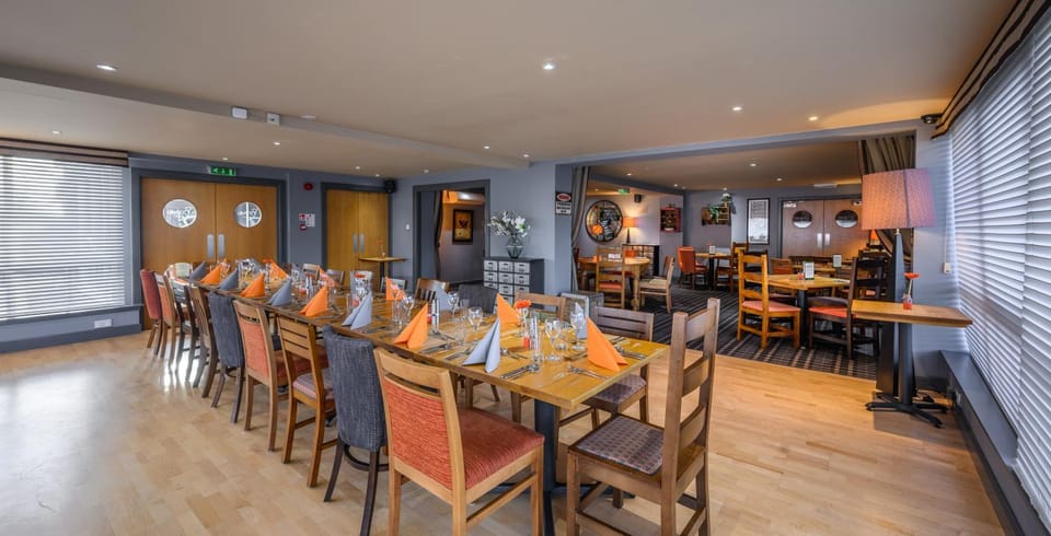 Restaurant/places to eat, Banquet/Function facilities, Meeting/conference room