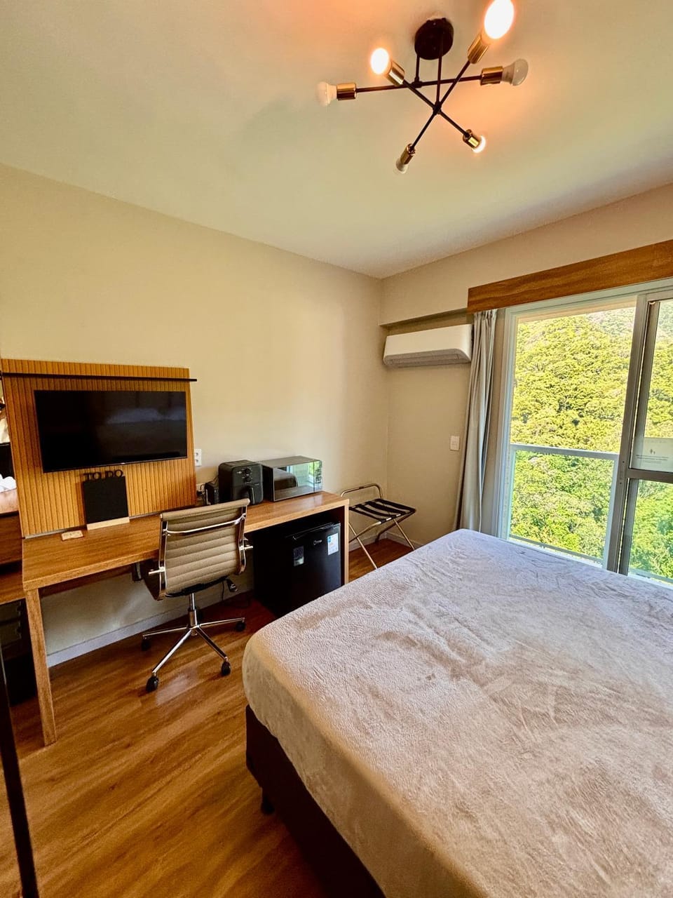 Bed, TV and multimedia, Bedroom