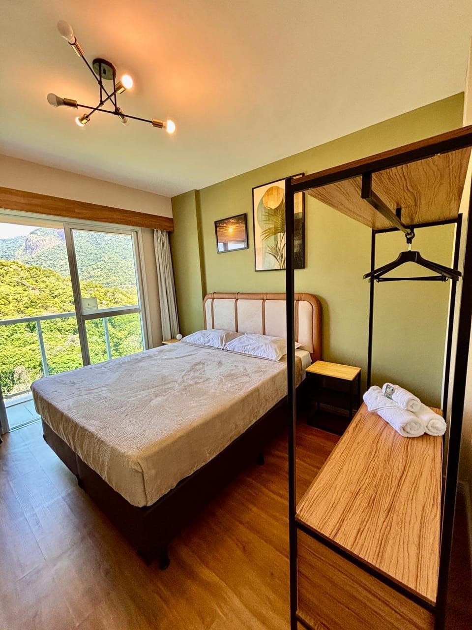 Bed, Bedroom, towels