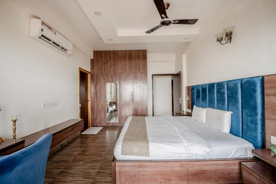 Bed, Bedroom, wardrobe, air conditioner