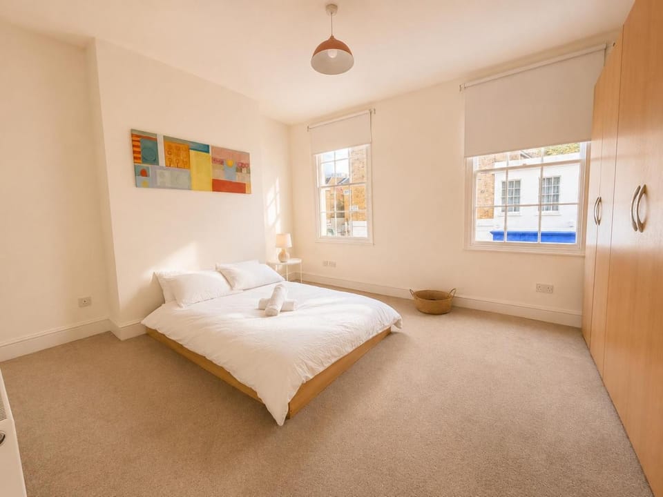 Photo of the whole room, Bedroom, wardrobe