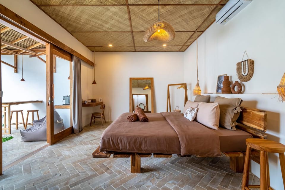 Bed, View (from property/room), Seating area, Bedroom, Pool view, air conditioner