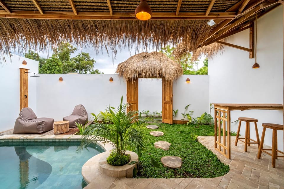 Shower, Facade/entrance, Seating area, Pool view, Pool view, Swimming pool, sunbed