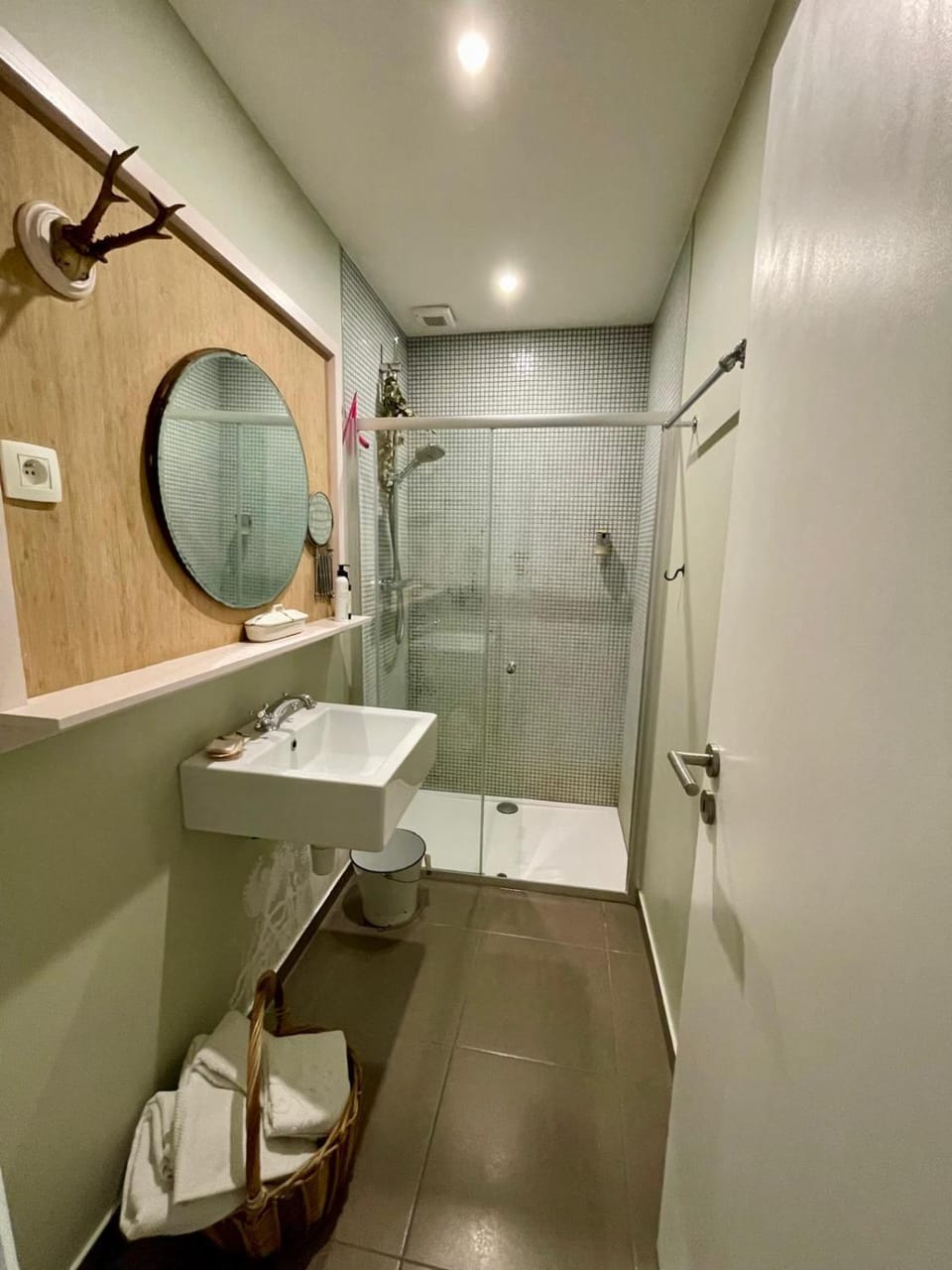 Shower, Bathroom, towels