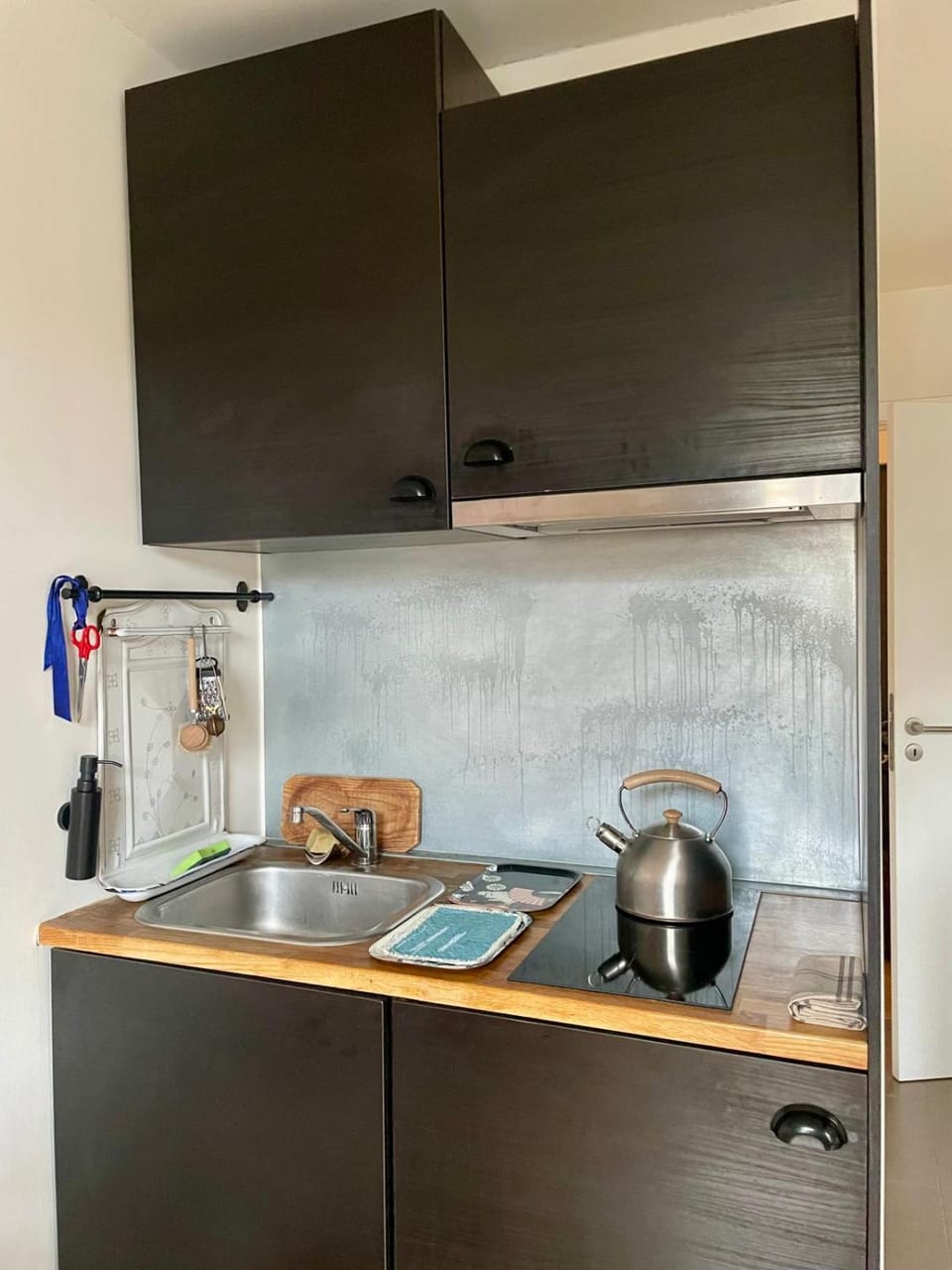 Coffee/tea facilities, Kitchen or kitchenette, stove