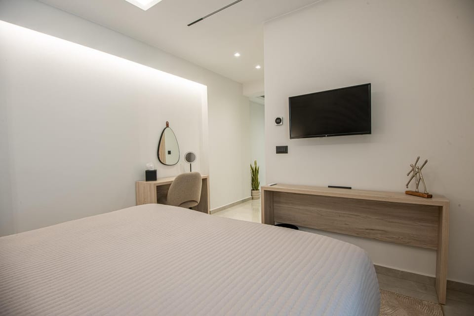 Bed, TV and multimedia, Bedroom