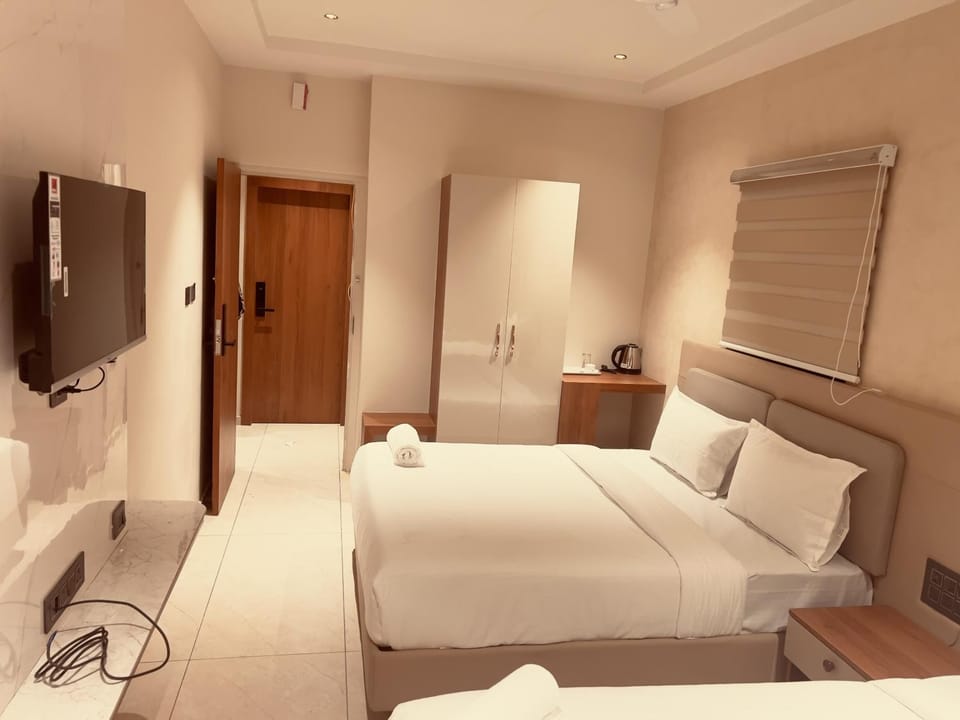 Bed, TV and multimedia, Photo of the whole room, Bedroom