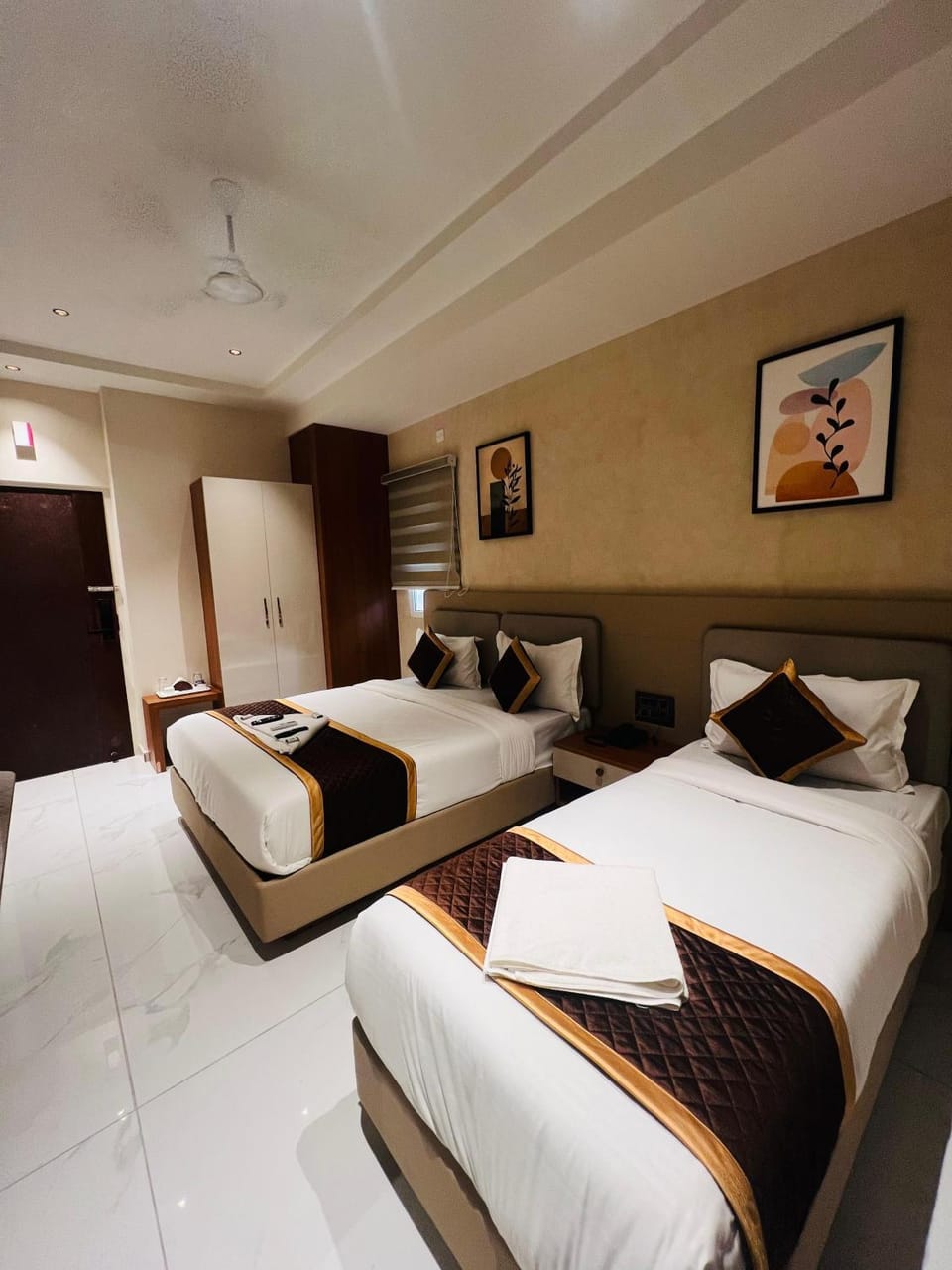 Bed, Living room, Photo of the whole room, Bedroom
