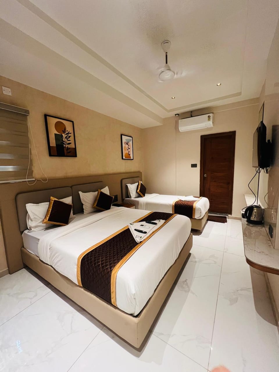 Bed, TV and multimedia, Photo of the whole room, Seating area, Bedroom, air conditioner