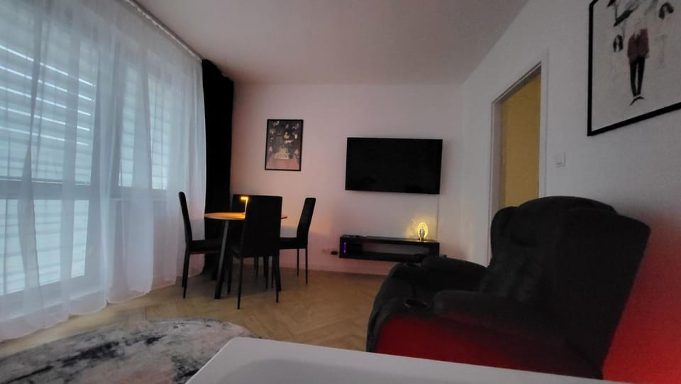 Bed, Hot Tub, TV and multimedia, Living room, Seating area, Bedroom