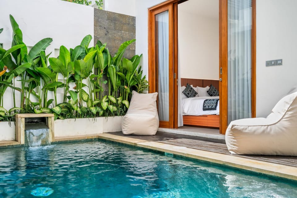 Seating area, Swimming pool, Swimming pool