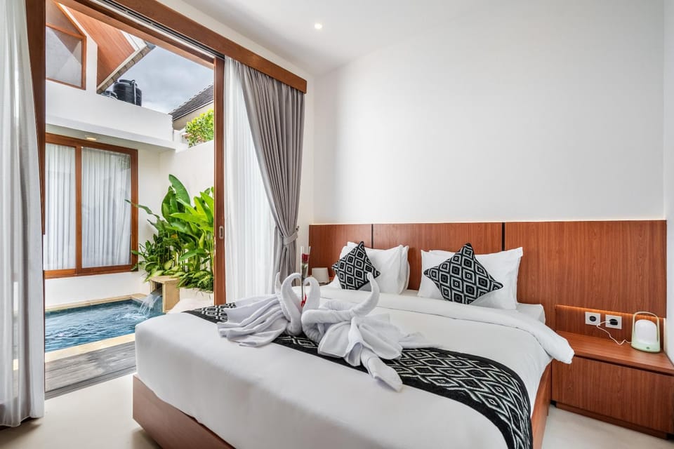 Bed, View (from property/room), Bedroom, Pool view