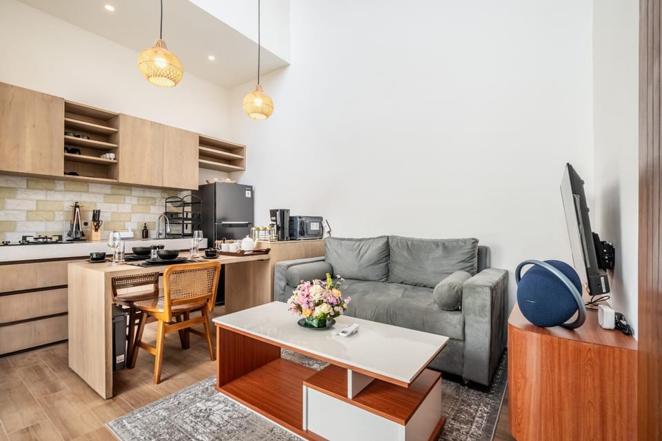 TV and multimedia, Kitchen or kitchenette, Living room, Seating area, Dining area