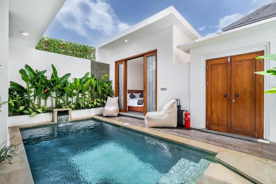 Facade/entrance, Swimming pool