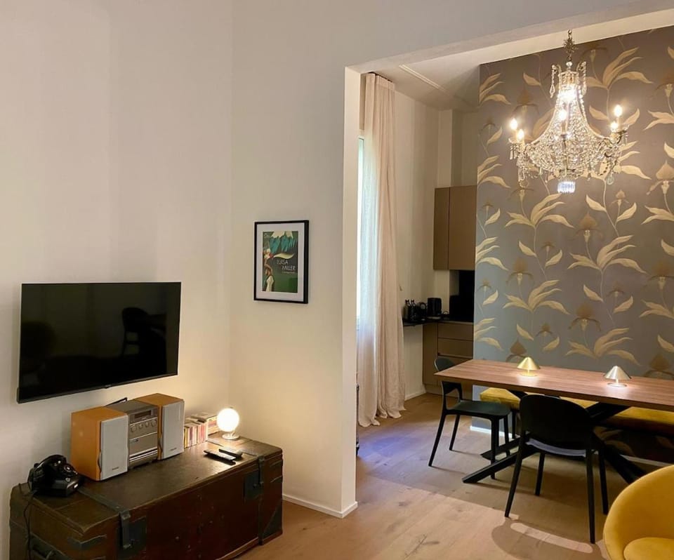 TV and multimedia, Living room, Dining area