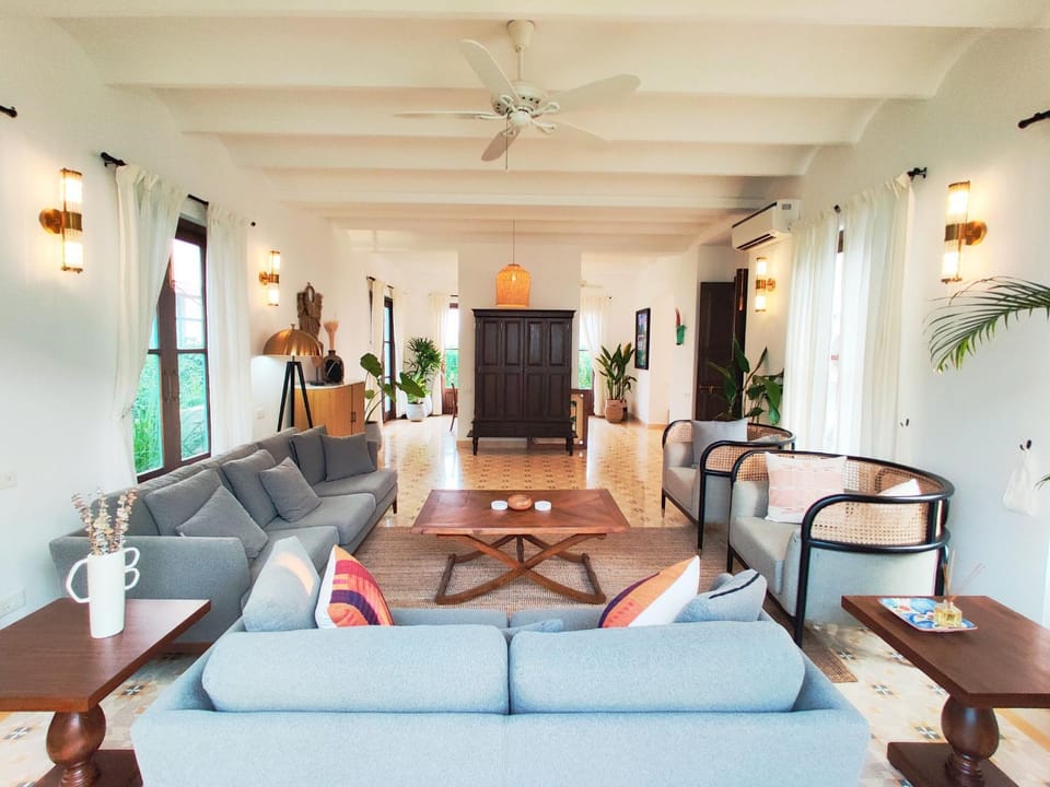 Living room, Seating area, air conditioner