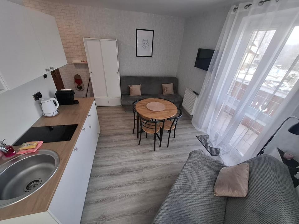 TV and multimedia, Kitchen or kitchenette, Living room, Seating area, Dining area