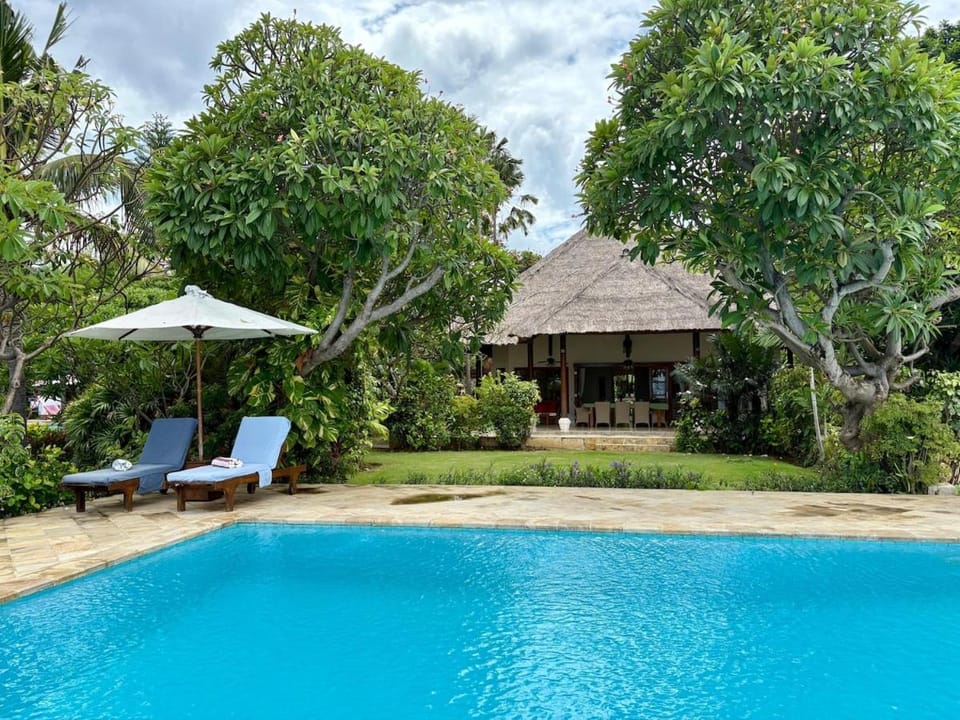 Beachfront Villa Mawar with Private Pool and Sunset View Villa in Bali