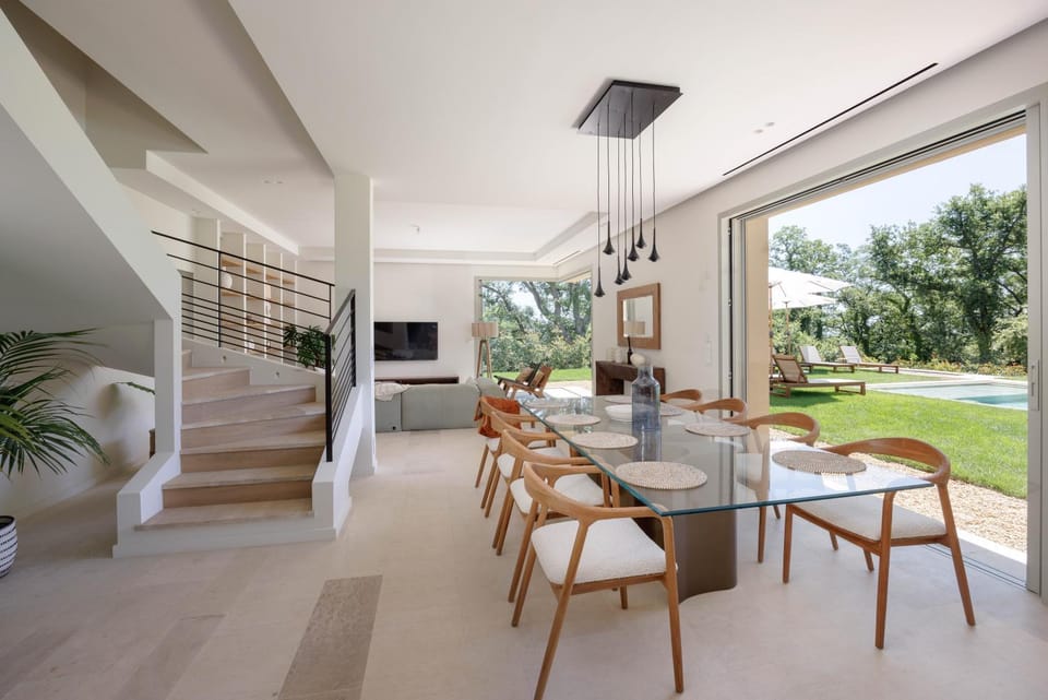 Communal lounge/ TV room, TV and multimedia, Living room, Seating area, Dining area, Evening entertainment
