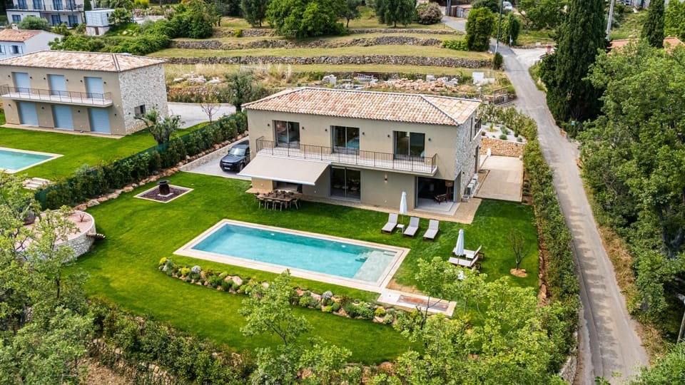 Property building, Natural landscape, Bird's eye view, Garden, Pool view, Swimming pool