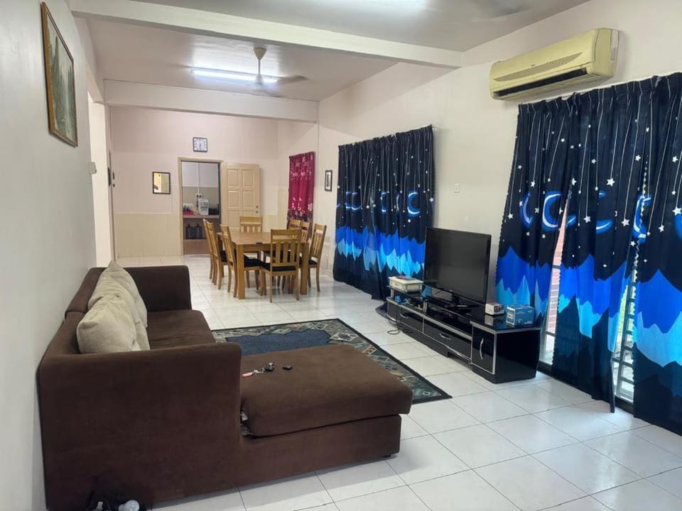FamilyHomeStay TamanMolek 10Pax House in Johor Bahru