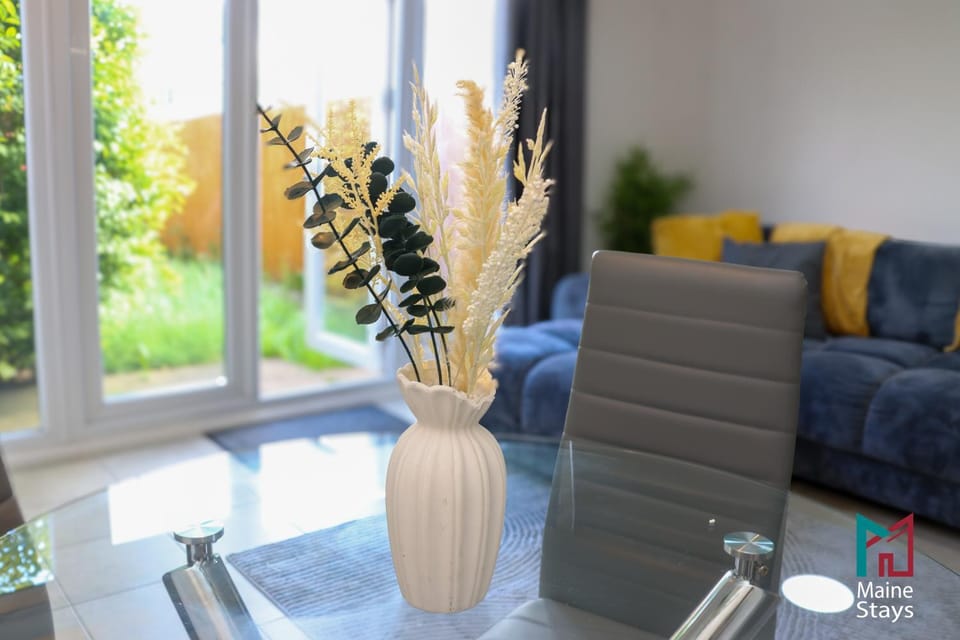 Modern 4 bedroom Home, 5 TV's with Netflix, 10 Beds, Off Road Parking For A Few Vans & Cars, 900MB, Near Coventry City Centre, Contractors, Families, Friends House in Coventry