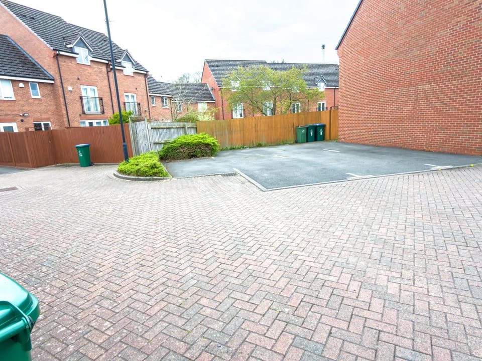 Modern 4 bedroom Home, 5 TV's with Netflix, 10 Beds, Off Road Parking For A Few Vans & Cars, 900MB, Near Coventry City Centre, Contractors, Families, Friends House in Coventry