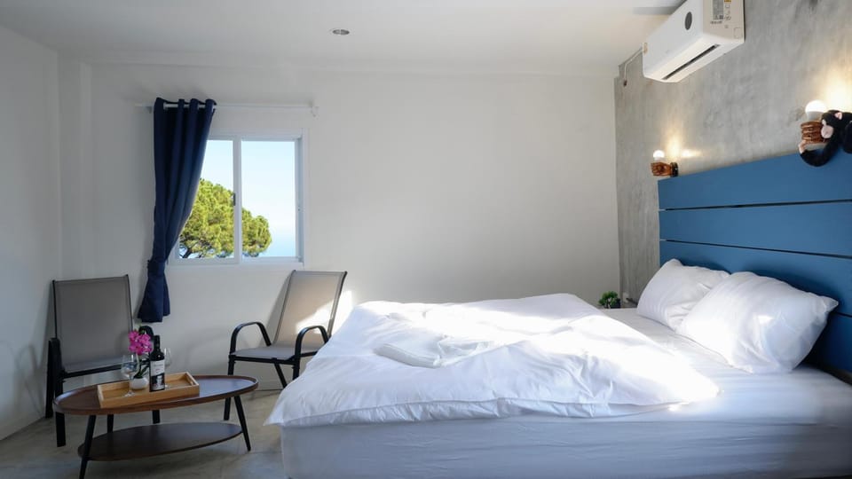 Bed, Living room, Photo of the whole room, Seating area, Bedroom, air conditioner