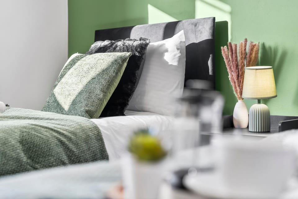 TV and multimedia, Bedroom, Garden view, flat iron, wardrobe