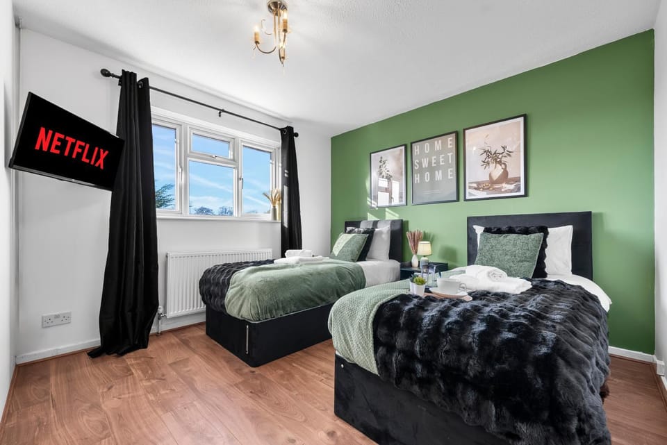 TV and multimedia, Bedroom, Garden view, flat iron, wardrobe