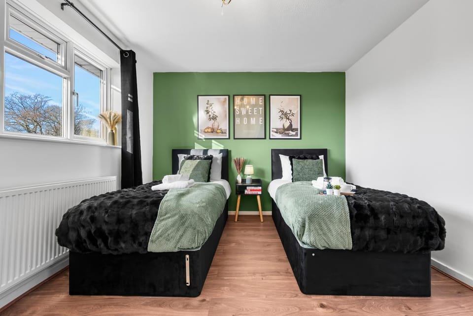 TV and multimedia, Bedroom, Garden view, flat iron, wardrobe