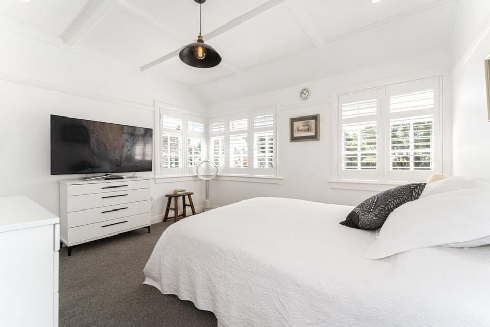 Cornwall Park Luxe Retreat with Pool Gym Cinema Villa in Auckland