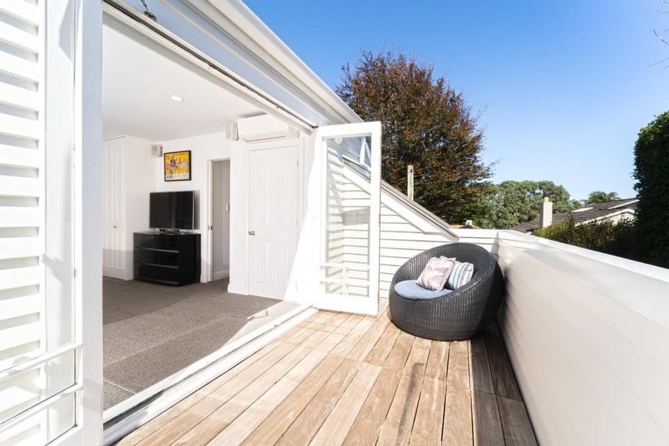 Cornwall Park Luxe Retreat with Pool Gym Cinema Villa in Auckland