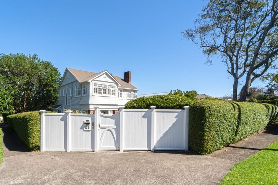 Cornwall Park Luxe Retreat with Pool Gym Cinema Villa in Auckland