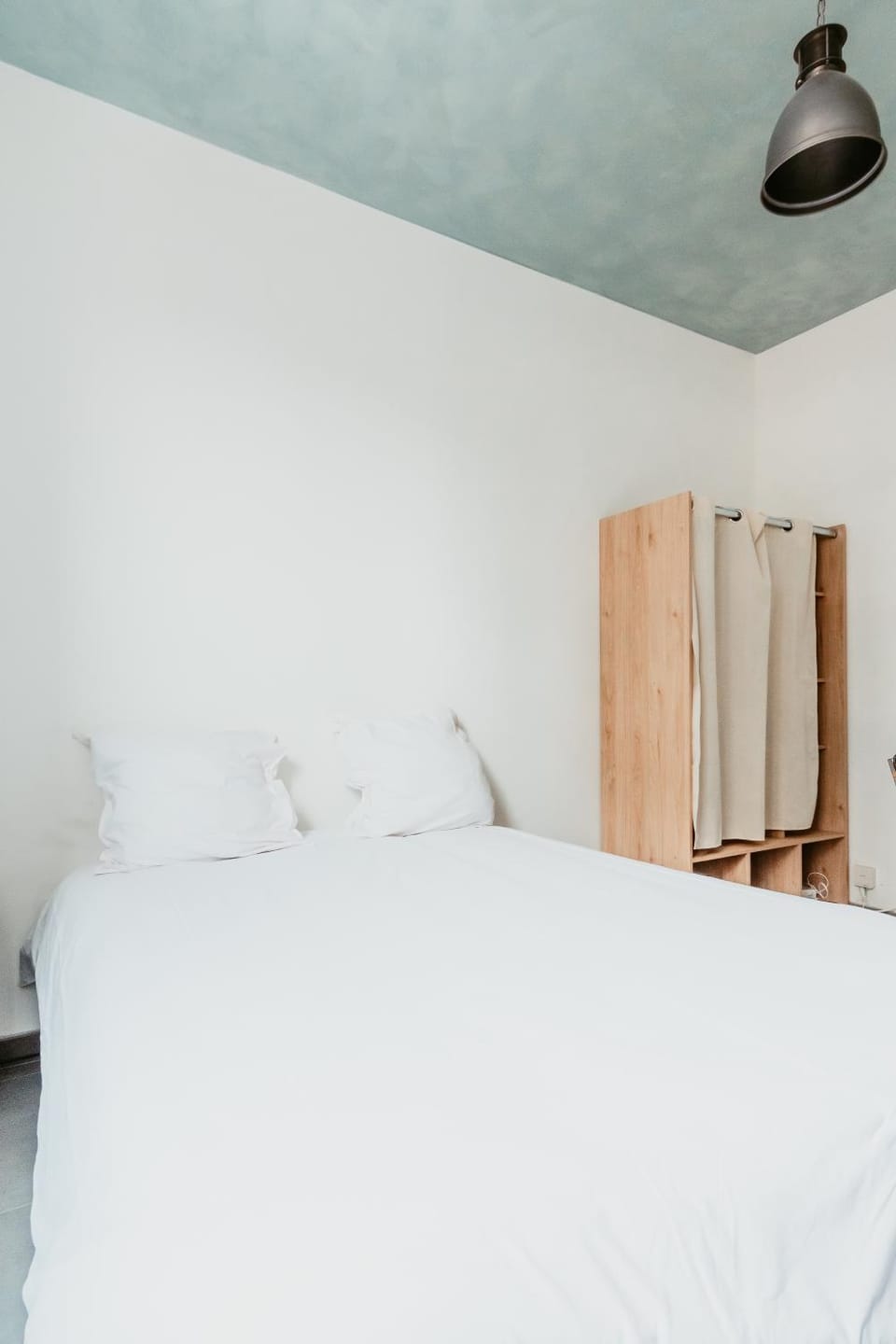 Bed, TV and multimedia, Photo of the whole room, Seating area, Dining area, Bedroom, furniture, heating, internet, storage