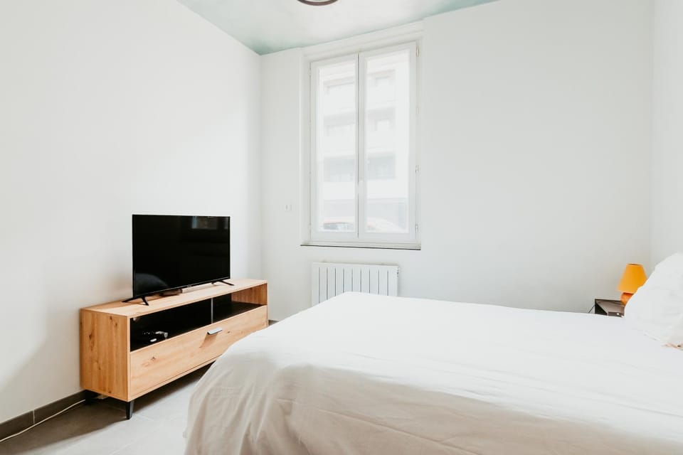 Bed, TV and multimedia, Photo of the whole room, Bedroom, furniture, heating, internet, storage
