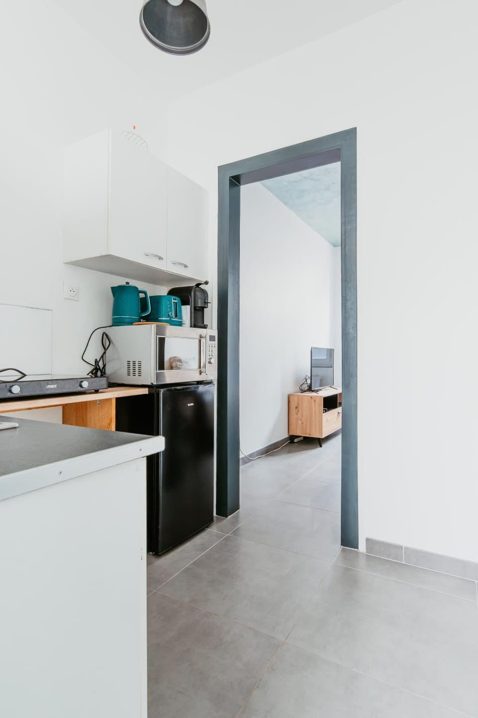 Coffee/tea facilities, Kitchen or kitchenette, furniture, internet, microwave, storage, stove, toaster