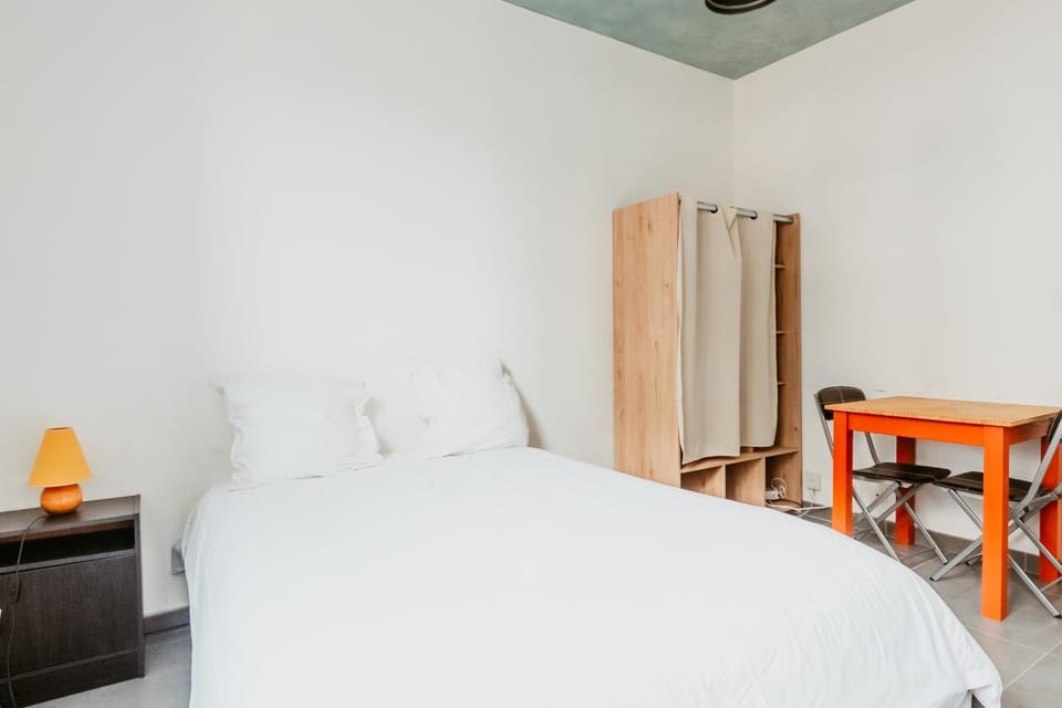 Bed, TV and multimedia, Photo of the whole room, Seating area, Dining area, Bedroom, furniture, heating, internet, storage