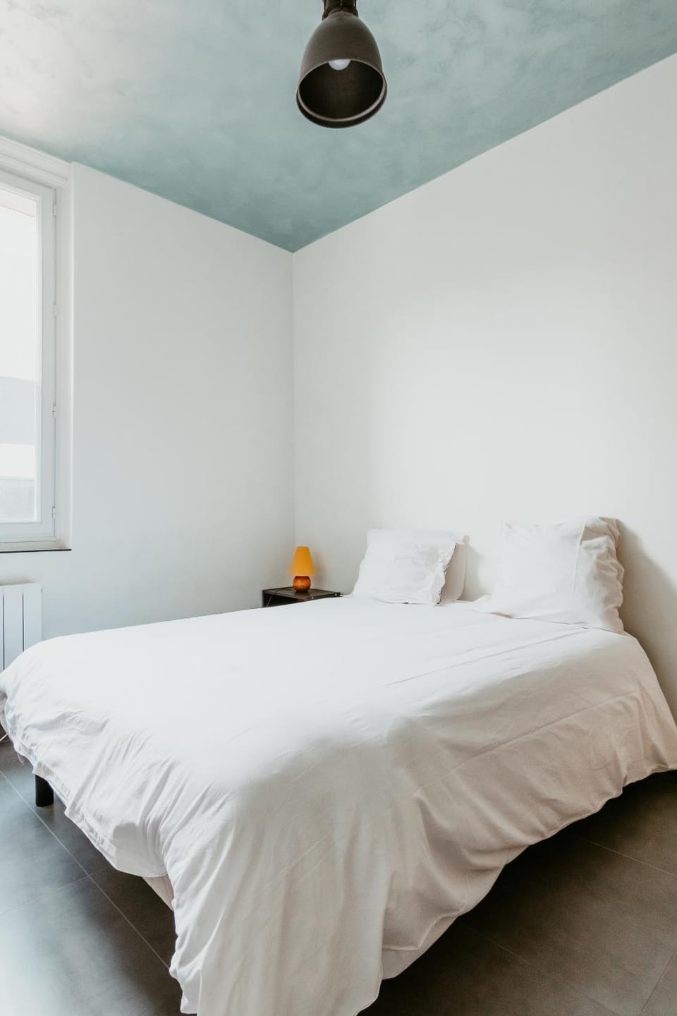 Bed, TV and multimedia, Photo of the whole room, Bedroom, furniture, heating, internet, storage