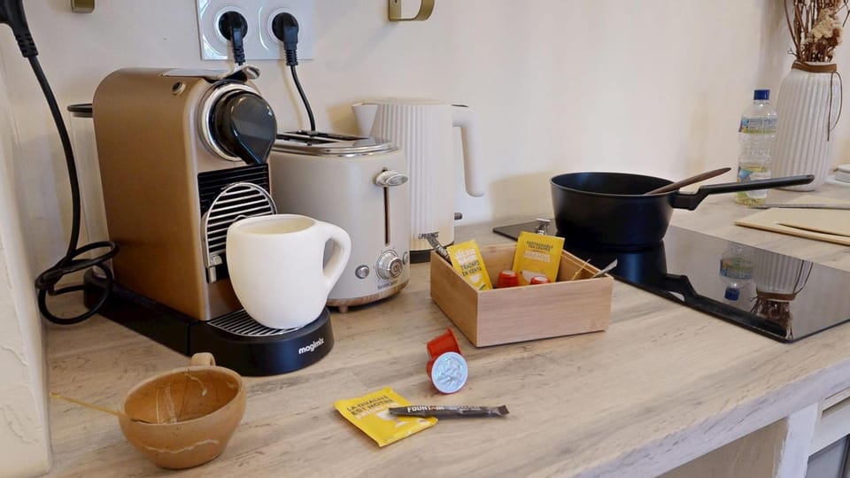 Coffee/tea facilities, Kitchen or kitchenette, stove, toaster
