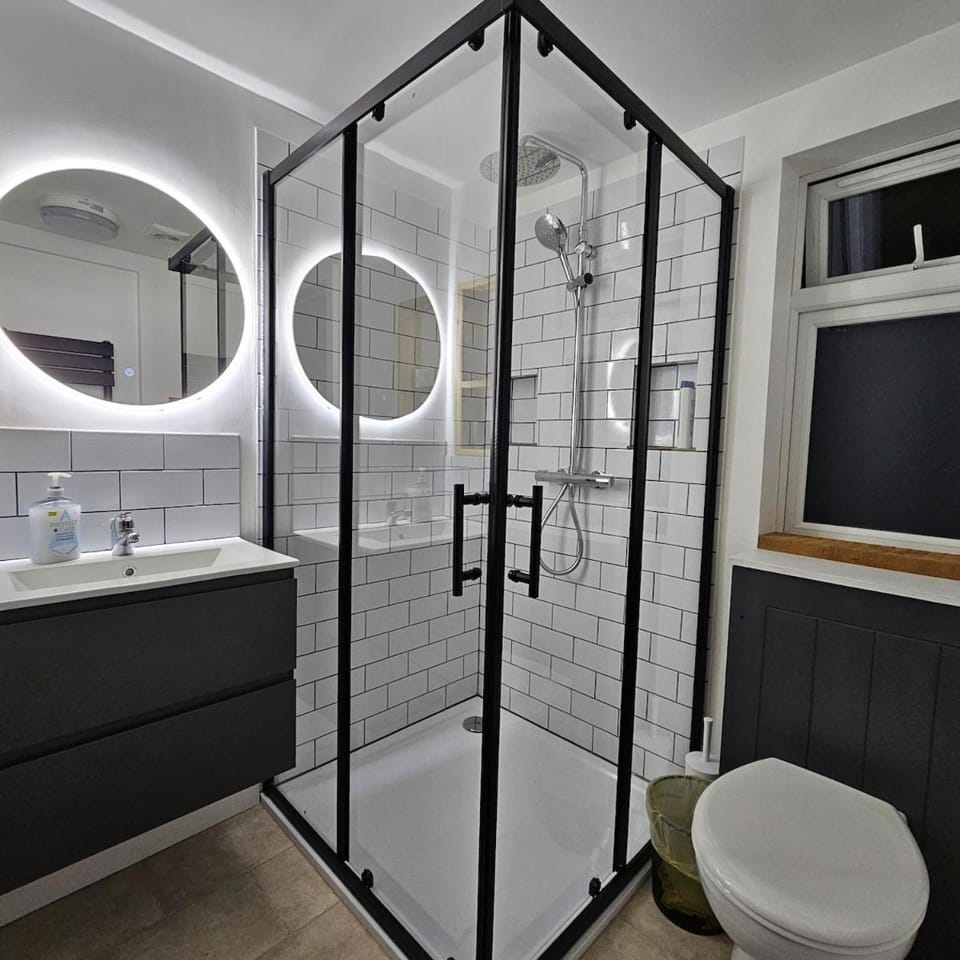 Short and Long Stays East London 4 Bed House with Parking and Garden EcuaStay Apartment in Barking