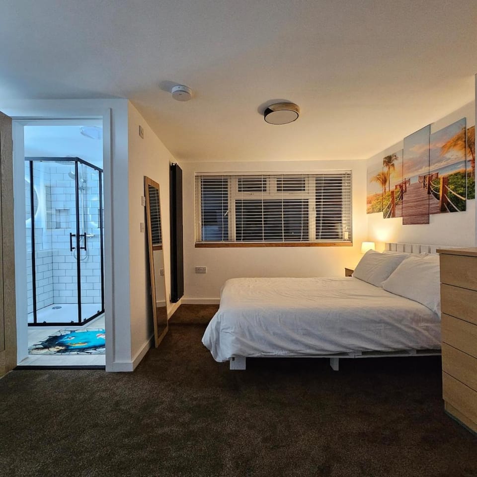 Short and Long Stays East London 4 Bed House with Parking and Garden EcuaStay Apartment in Barking