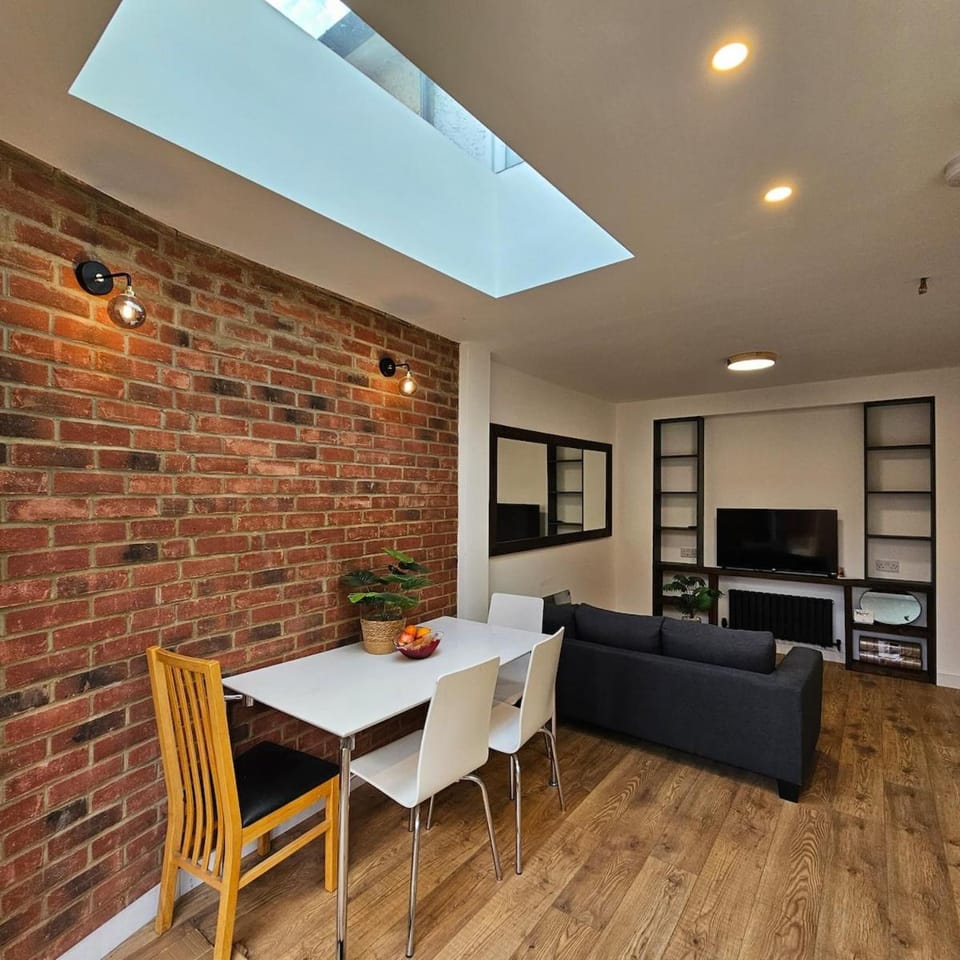Short and Long Stays East London 4 Bed House with Parking and Garden EcuaStay Apartment in Barking