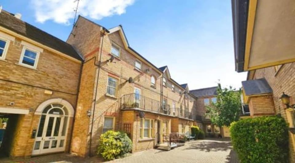 Charming 1-Bedroom Flat - Chelmsford City Centre Apartment in Chelmsford