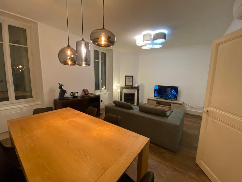TV and multimedia, Living room, Seating area, Dining area