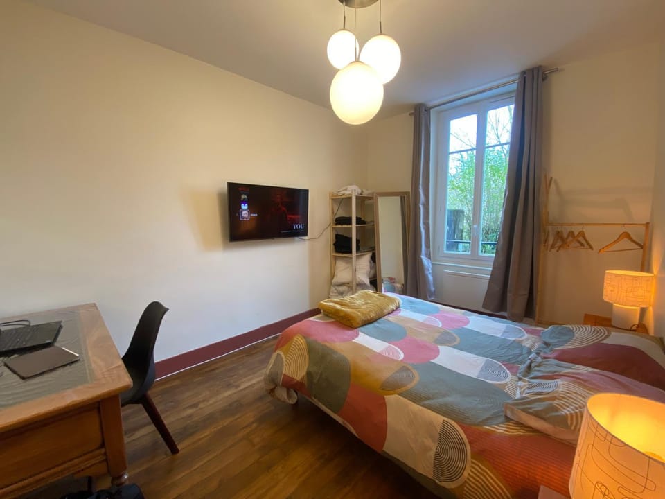 Bed, TV and multimedia, Photo of the whole room, Bedroom