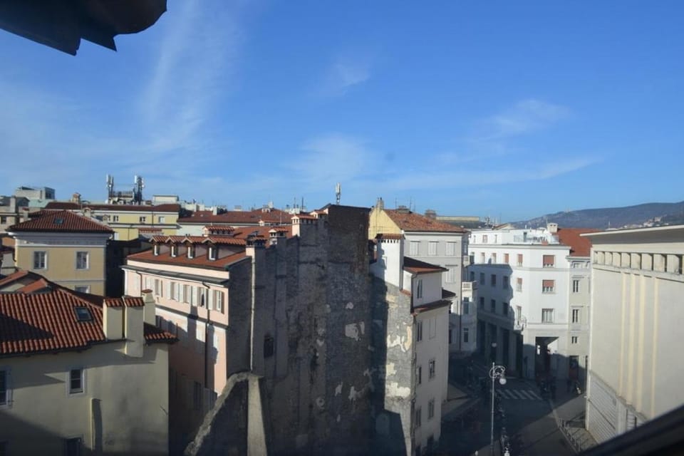 La Dimora della Luna Appartamento Rosso Apartment in Trieste