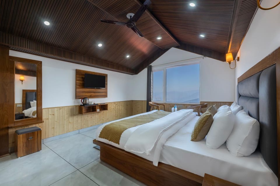 Bed, TV and multimedia, Photo of the whole room, Bedroom