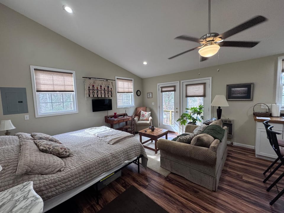 Communal lounge/ TV room, Bed, TV and multimedia, Living room, Photo of the whole room, Bedroom